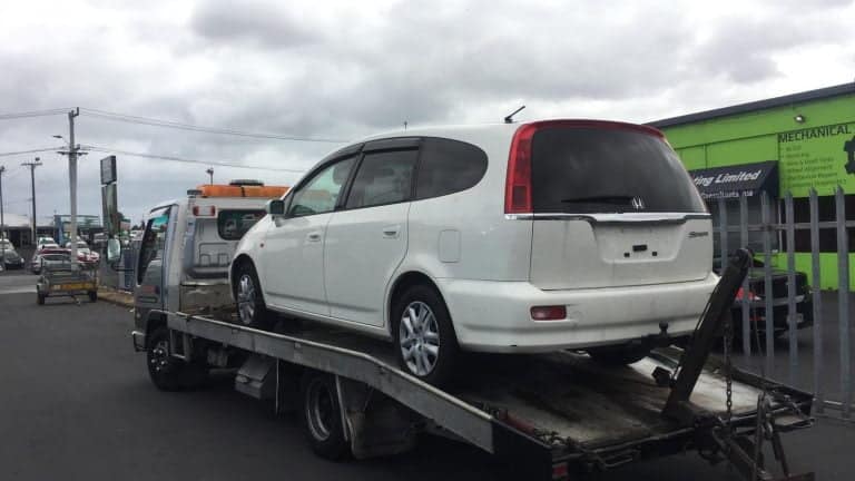 removing a scrap car in south auckland