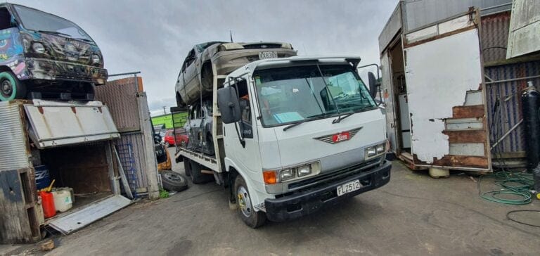 truck loading a broken car from manukau